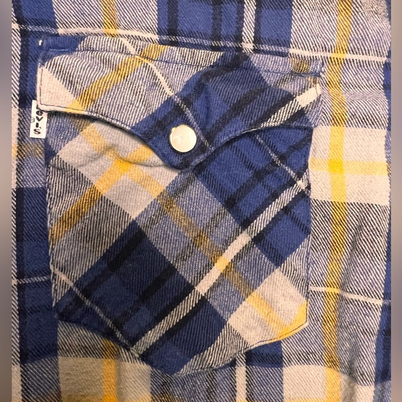 Levi’s Button Down - Picture 4 of 4